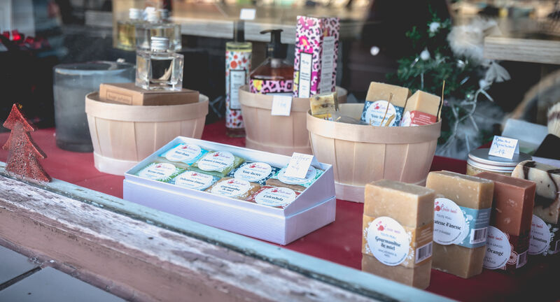 Kit d'accueil avec produits locaux pour location saisonnière